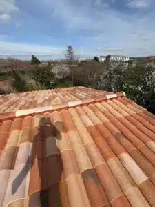 Rénovation de toiture à Auterive, vue du toit avec une fenêtre de toit et des tuiles posées.