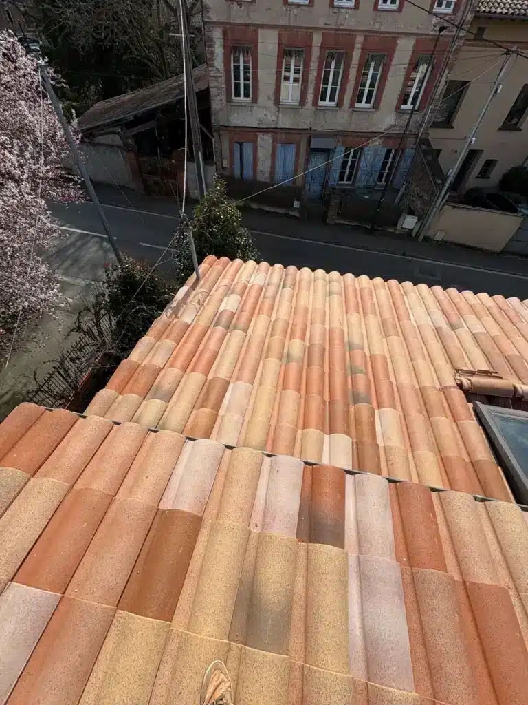Rénovation de toiture à Auterive, vue du toit avec un aperçu de la maison environnante et des tuiles neuves