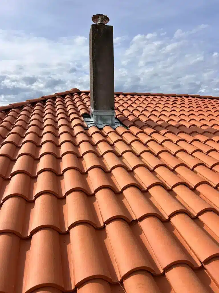 Toiture rénovée avec cheminée – Chantier MC Bâtiment à Auterive