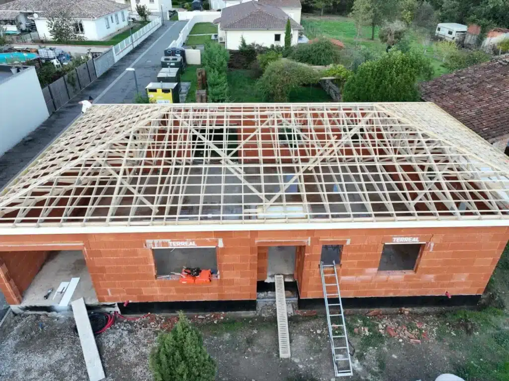 Vue aérienne de la charpente en bois d'une maison en construction, vue du dessus.
